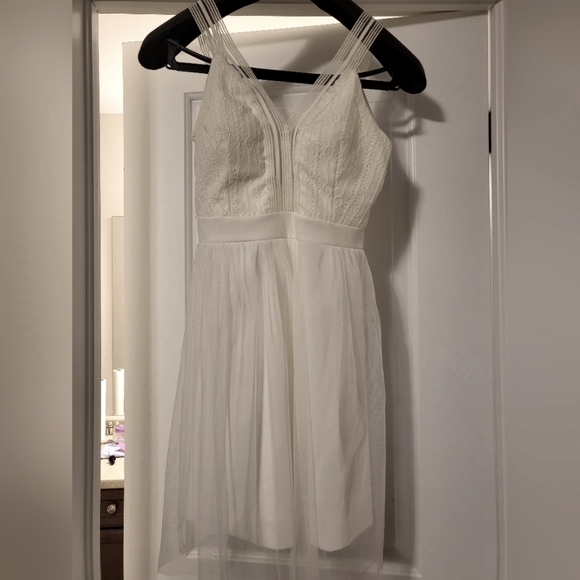 Beautiful dress - Picture 1 of 3